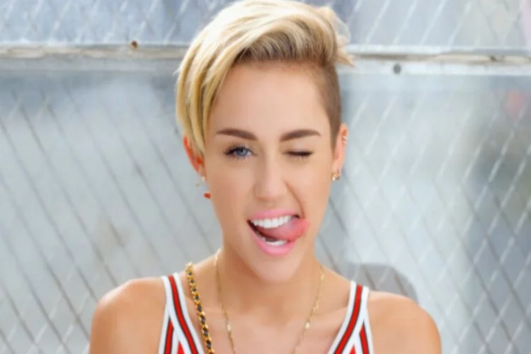 Miley Cyrus yeni albümünü üstsüz paylaşımıyla tanıttı!