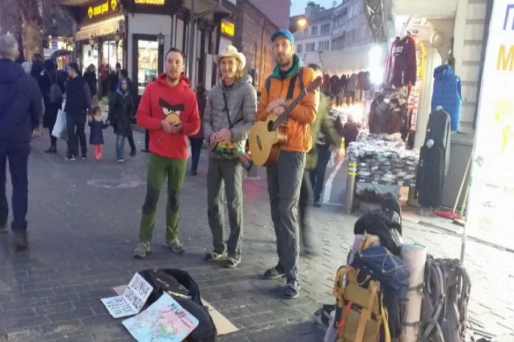5 yıldır dünyayı gezen 3 seyyah, Bursa sokaklarında şarkı söylüyor