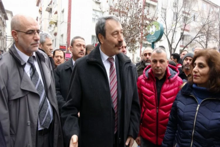 Emniyet müdürü Ak, Bursa'da yaşayan Suriyeli vatandaşlara tek tek dağıttı!