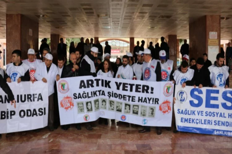 Kadın doktorun darp edilmesine tepki gösteren grup, doktor tarafından protesto edildi