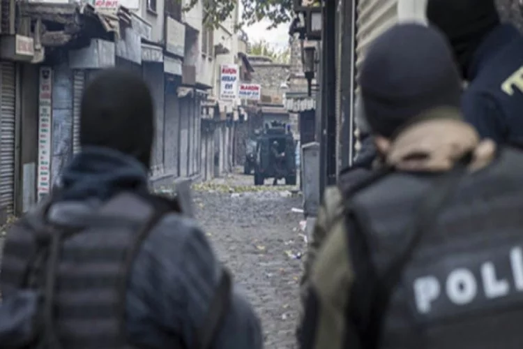 Diyarbakır'da teröristlerle çatışma: 2 polis yaralandı!