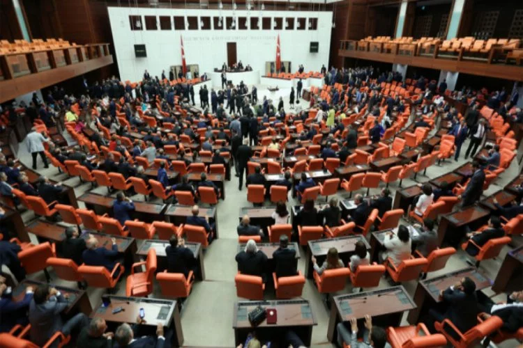 Meclis'te 'Ne mutlu Türk'üm diyene' tartışması!
