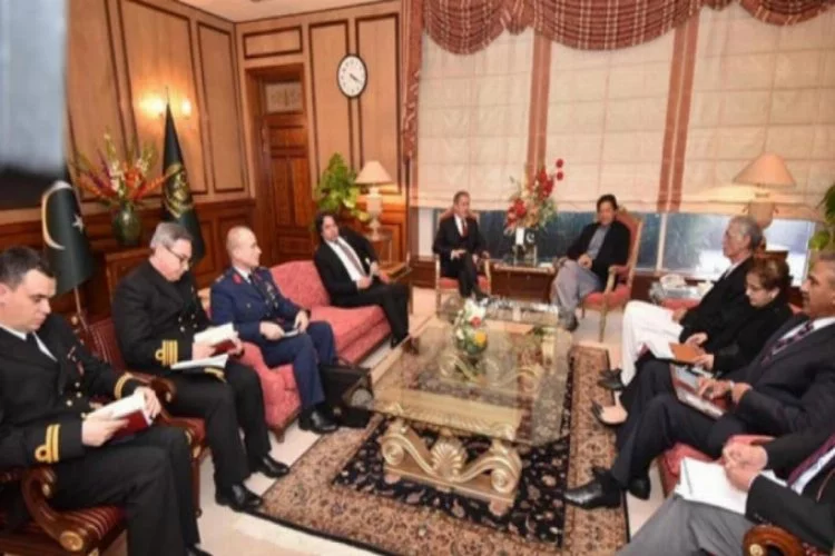 Bakan Akar, Pakistan Başbakanı Khan ile görüştü