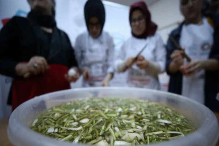 Bursa'da unutulmaya yüz tutmuş yemekleri köylü kadınlardan öğreniyorlar
