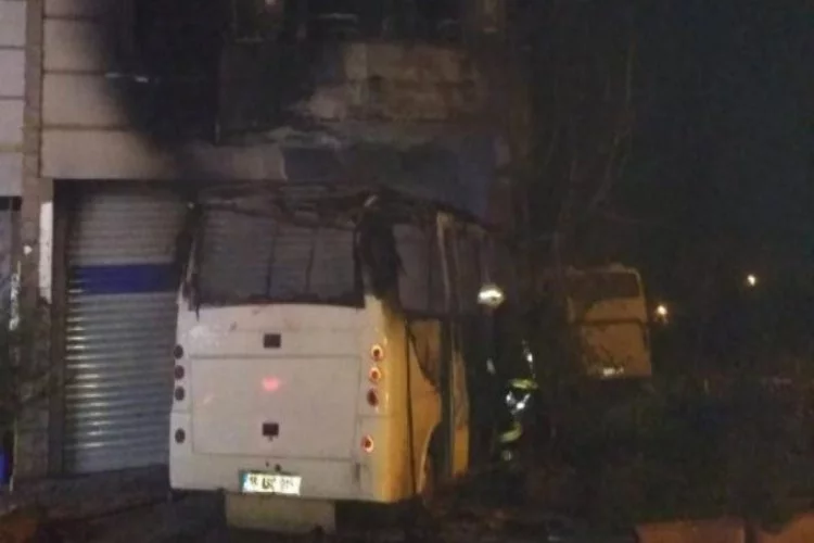 Bursa'da yanan minibüsü, evine de zarar verdi