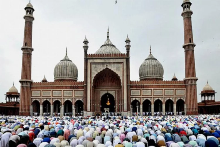 Hindistan'da açık alanda namaz kılan Müslümanlara uyarı