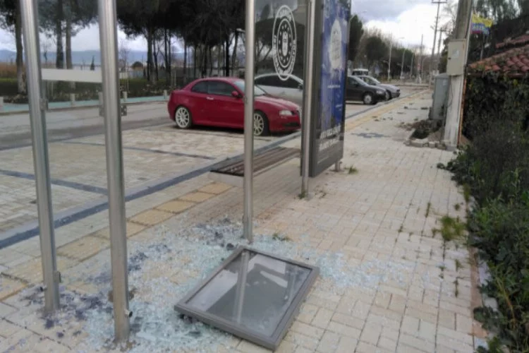 Bursa'da otobüs duraklarına saldırı