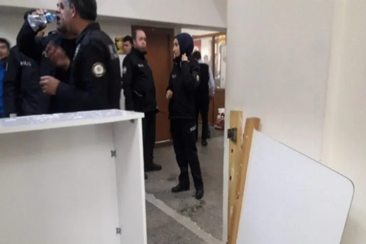 Bursa'da duruşma salonunda panik! Polise saldırdılar