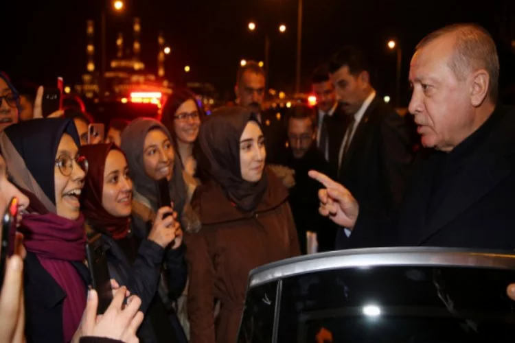 Cumhurbaşkanı Erdoğan'ın elini öpmek isteyen öğrenciler bu cevapla karşılaştı!