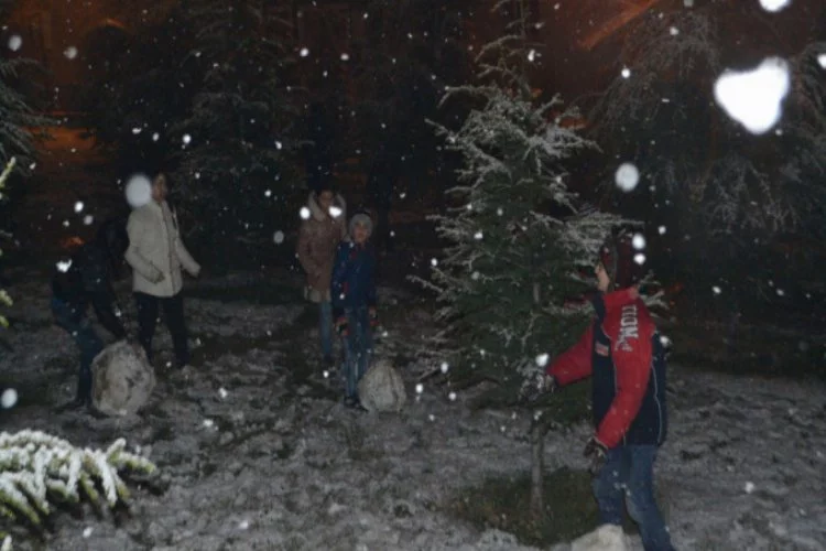 İnegöl'de yoğun kar yağışı çocuklara yaradı