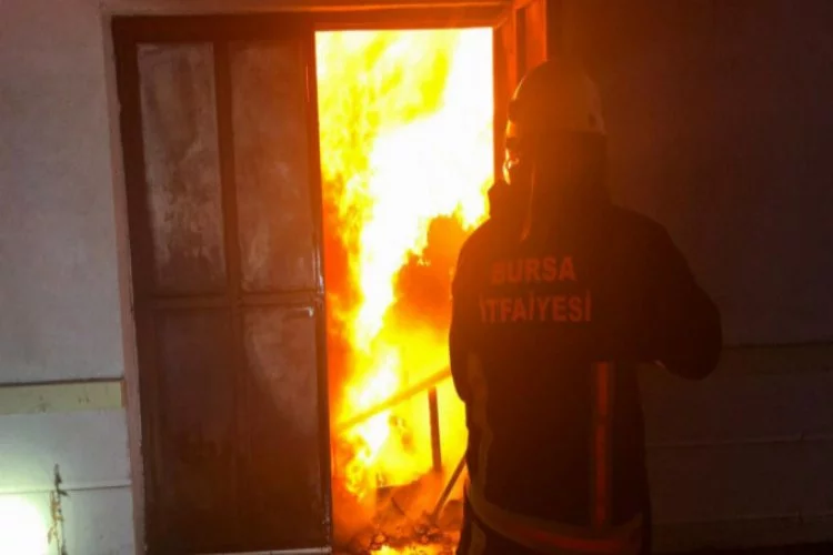 Bursalı öğrenciler yanan okullarının önünde hatıra fotoğrafı çektirdi