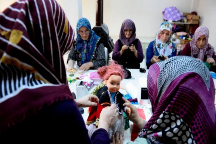 Bursa'da kadınlar, mazideki kıyafetleri bebeklerin üzerinde yaşatıyorlar