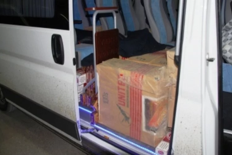 Minibüste 20 bin paket kaçak sigara ele geçirildi