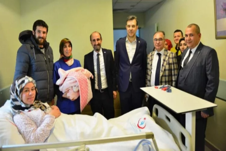 Bursa Milletvekili Mustafa Esgin'den yılın ilk bebeğine altın