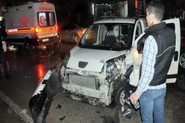 Bursa'da kayganlaşan yolda trafik kazası