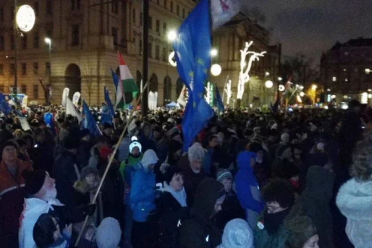 Macaristan'da 'köle yasası' gösterileri devam ediyor