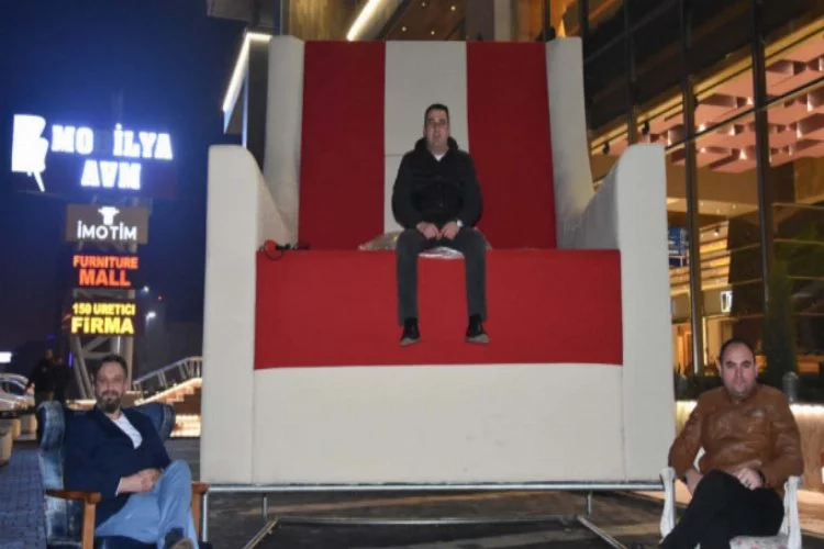 Bursa'da 4 metrelik dev koltuk üretildi
