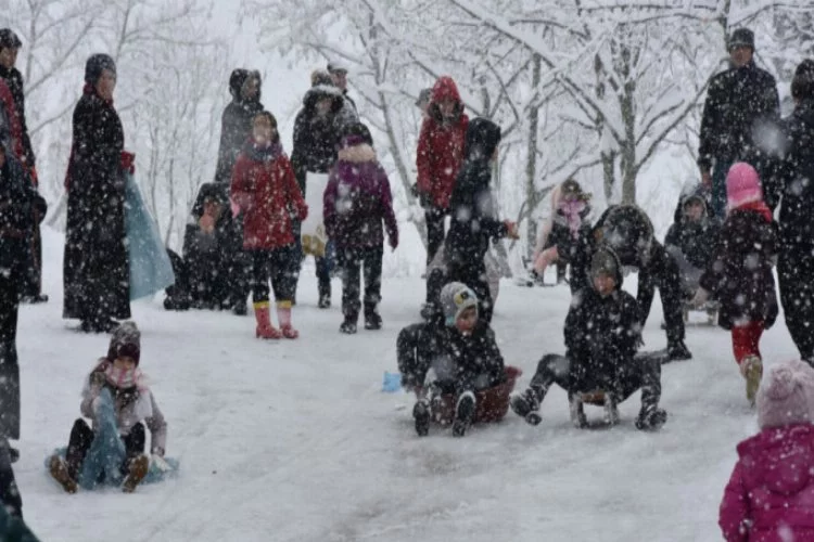 Bursa'da çocukların kar sevinci