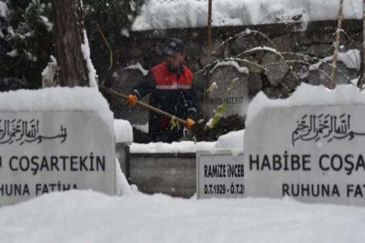Bursa'da kar kış demeden 9 yıldır mezar kazıyor
