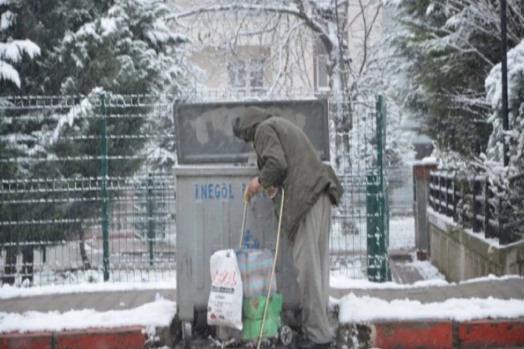 Bursa'da dondurucu soğukta yürek yakan görüntü