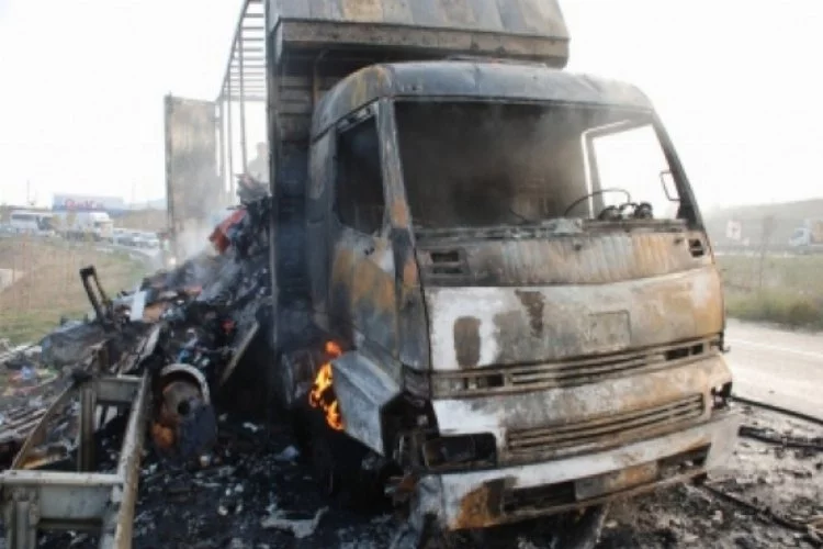 Kozmetik malzeme yüklü kamyon alev alev yandı