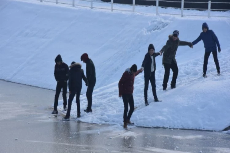 Bursa'da öğrenciler buz tutan gölet üzerinde yürümeye çalıştı
