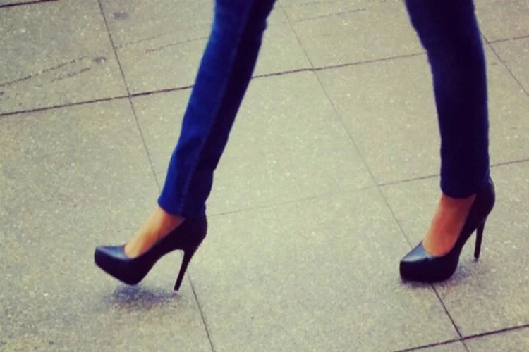 Okul müdürü kadın öğretmenlerin topuklu ayakkabı giymesini yasakladı: Caiz değil!