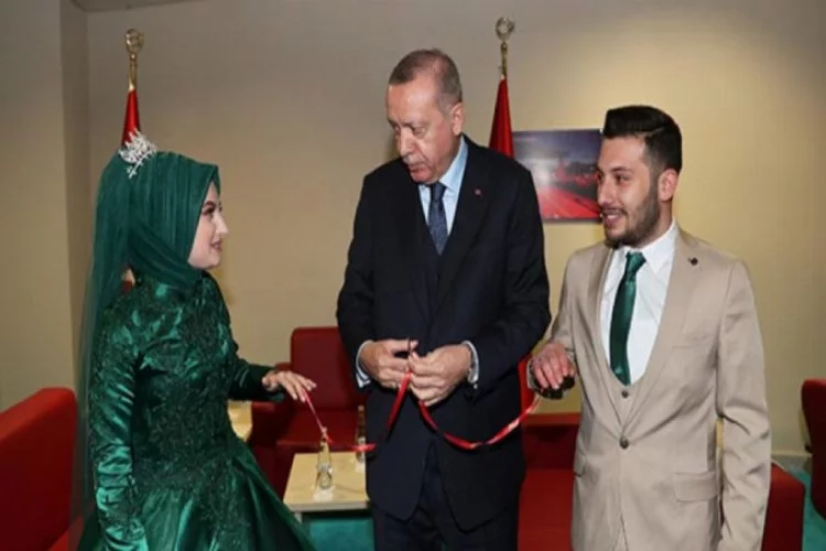 Cumhurbaşkanı Erdoğan bir çiftin nişan yüzüklerini taktı