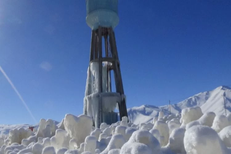 Buz kulesine dönüştü!