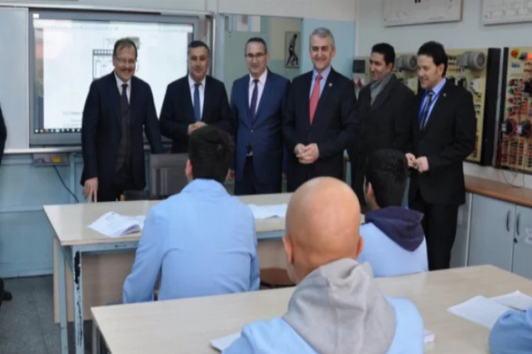 Hakan Çavuşoğlu'ndan  Tophane Mesleki ve Teknik Anadolu Lisesi'ne ziyaret