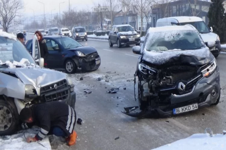 Bursa'da yollar buz pistine dönünce peş peşe kazalar yaşandı!