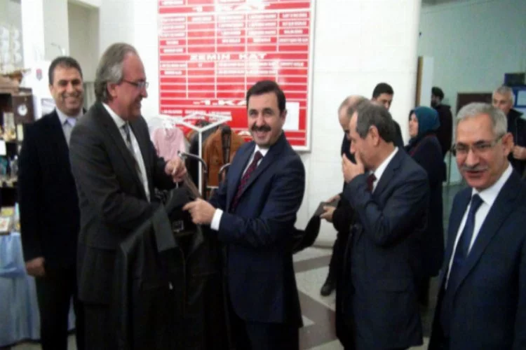 Bursa Cumhuriyet Başsavcısı Kuş, sergi açılışında deri ceket sattı