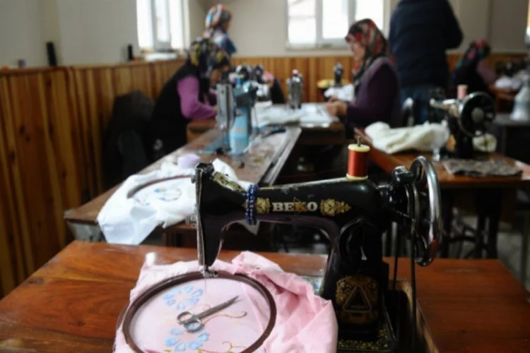 Bursalı kadınlar asırlık makinelerle nakış işlemeyi öğreniyorlar