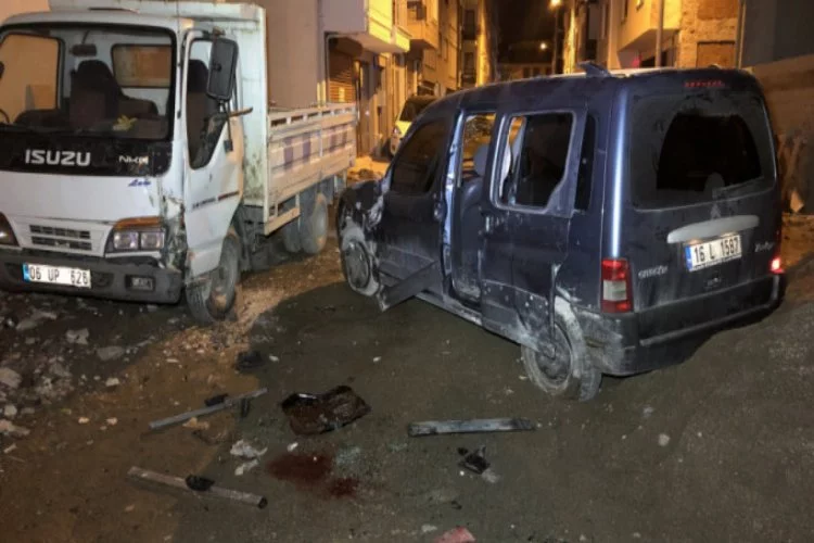Bursa'da feci kaza! İki araç birbirine girdi