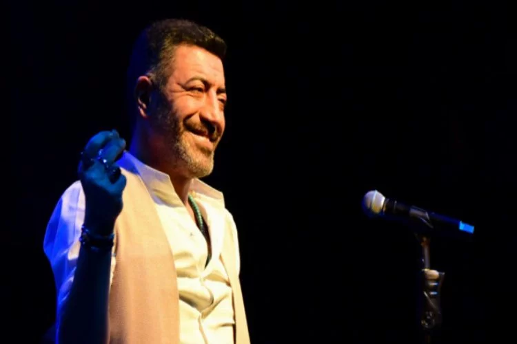 Hakan Altun en güzel şarkılarıyla Bursa'da sahne aldı