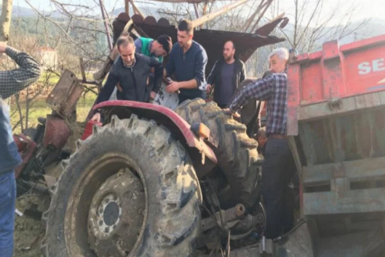 Bursa'da virajı alamayan traktör devrildi: 2 yaralı
