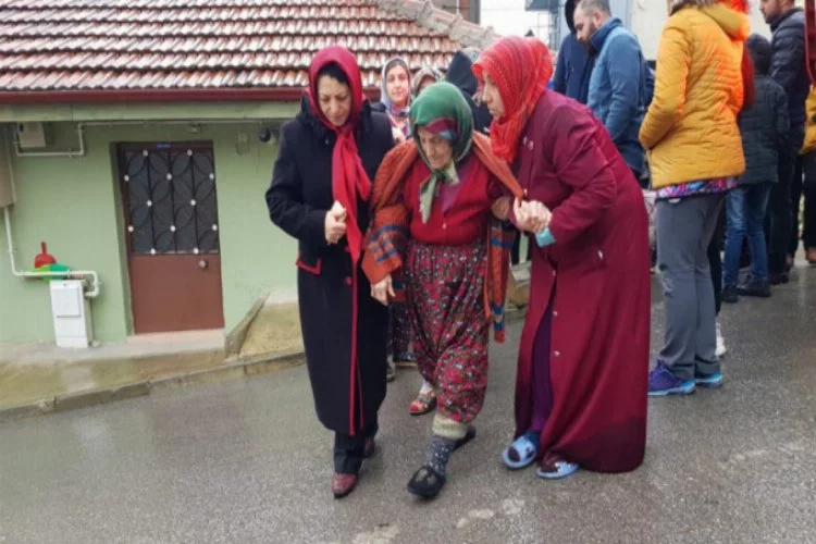 Bursa'da yaşlı kadını yanmaktan komşuları kurtardı!