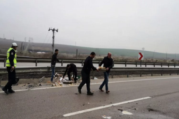 Bursa'da 3 kişinin yaralandığı kazada yola dökülen yemekleri topladılar