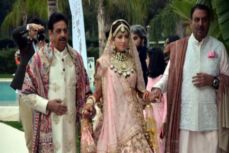 Antalya'da paha biçilemeyen Hint düğünü başladı