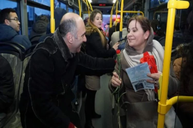 Bursa'da belediye başkan adayı halk otobüsüne binerek vatandaşların Sevgililer Günü'nü kutladı