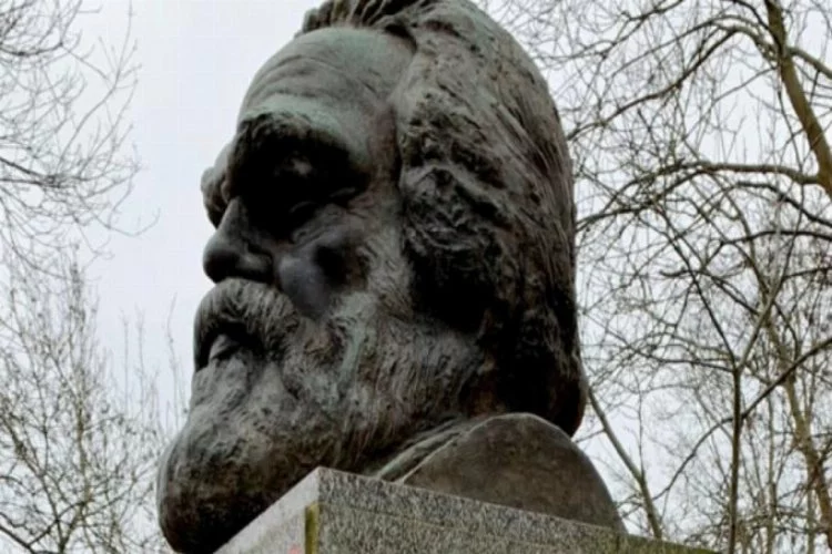 Karl Marx'ın mezarına peş peşe saldırılar