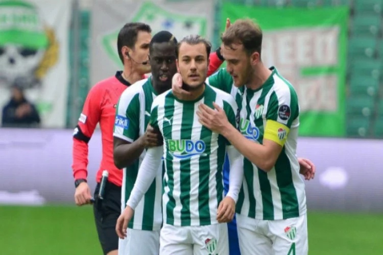 Bursasporlu oyuncu eldivenleri fırlattı, oyundan çıktı