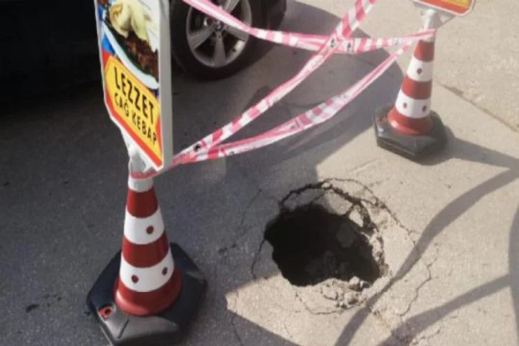 Bursa'da çöken asfalta esnaf önlemi!