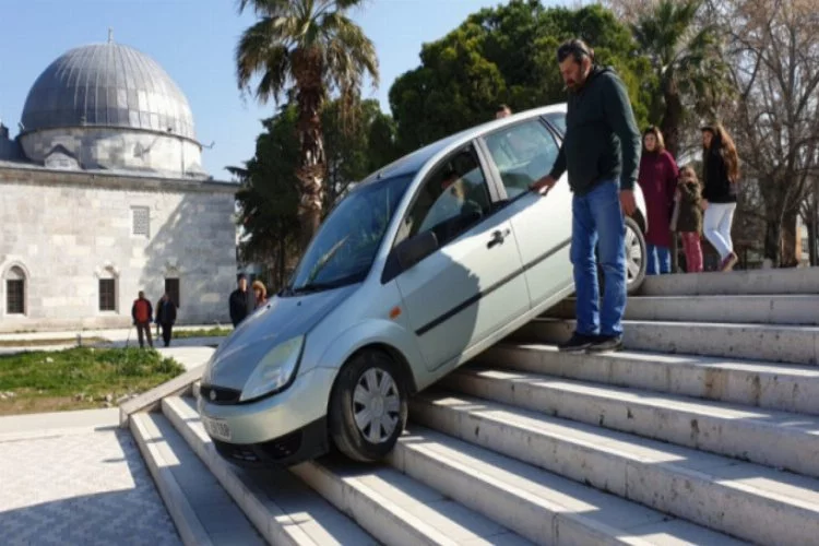 Bursa'da şaşkın sürücü otomobille merdivenlerden indi
