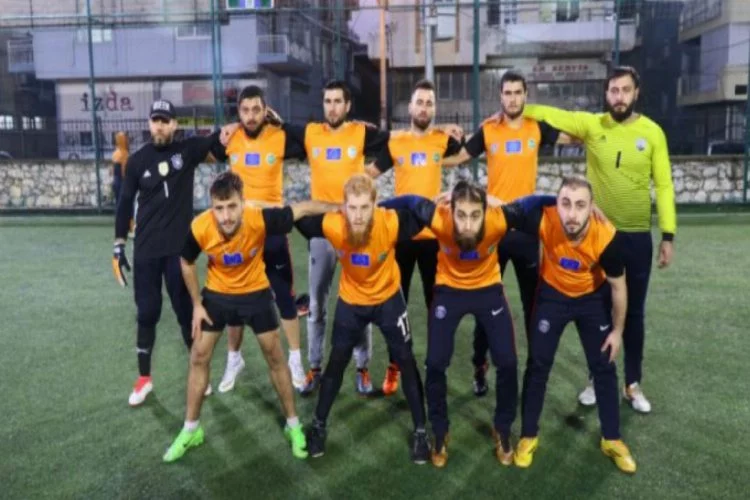 Futbol takımı kuran Suriyeli gençler, keşfedilmek istiyor