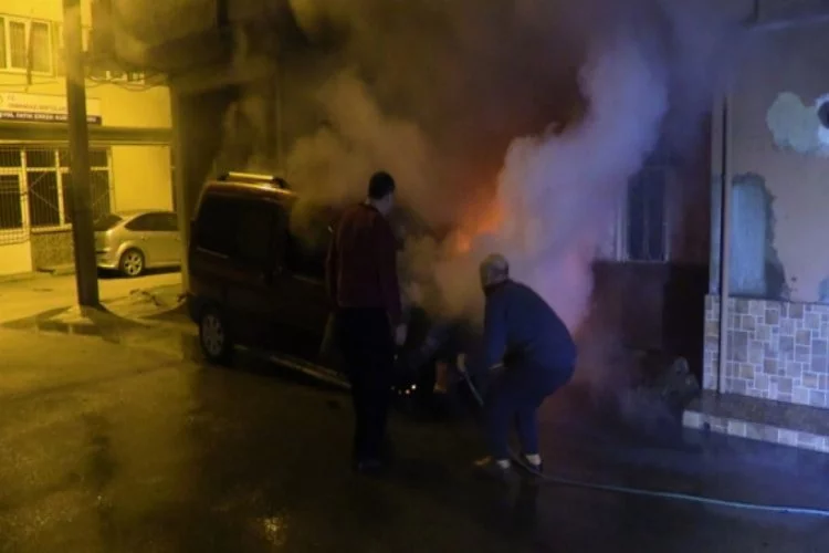 Bursa'da mahalleliden yanan araca müdahale
