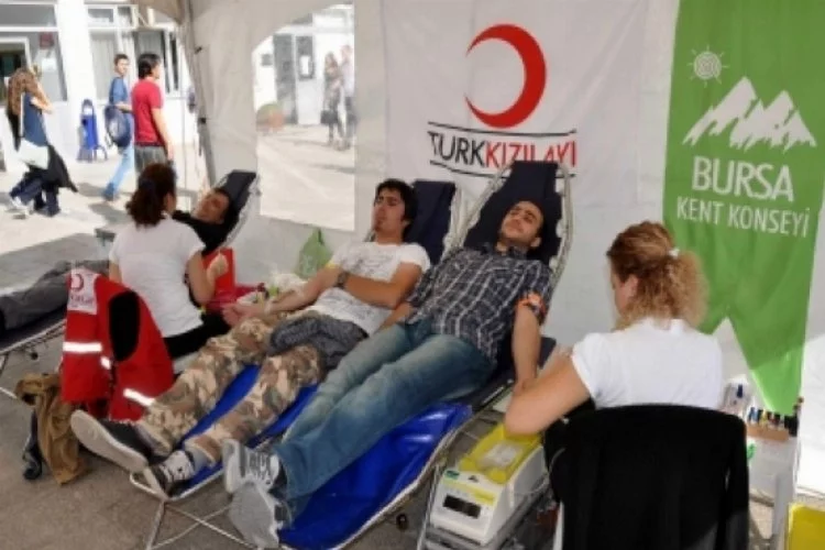 Bursa'da üniversite öğrencilerinden kan bağışına tam destek