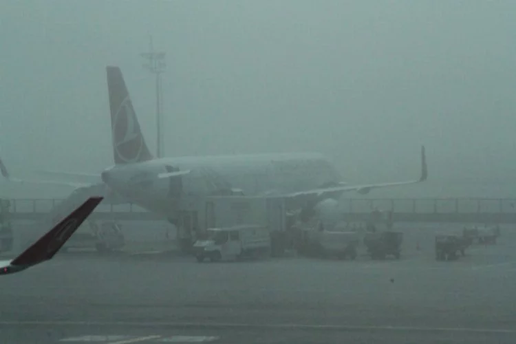 Yoğun sis nedeniyle uçaklar Bursa'ya mecburi iniş yapmaya devam ediyor