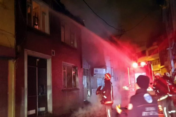 Bursa'da bir mahalleyi sokağa döken yangın!