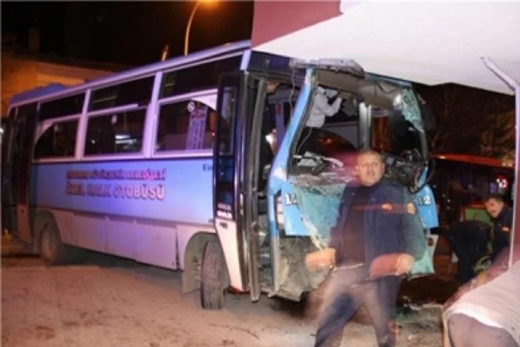 Halk otobüsü duvara çarptı: 25 yaralı